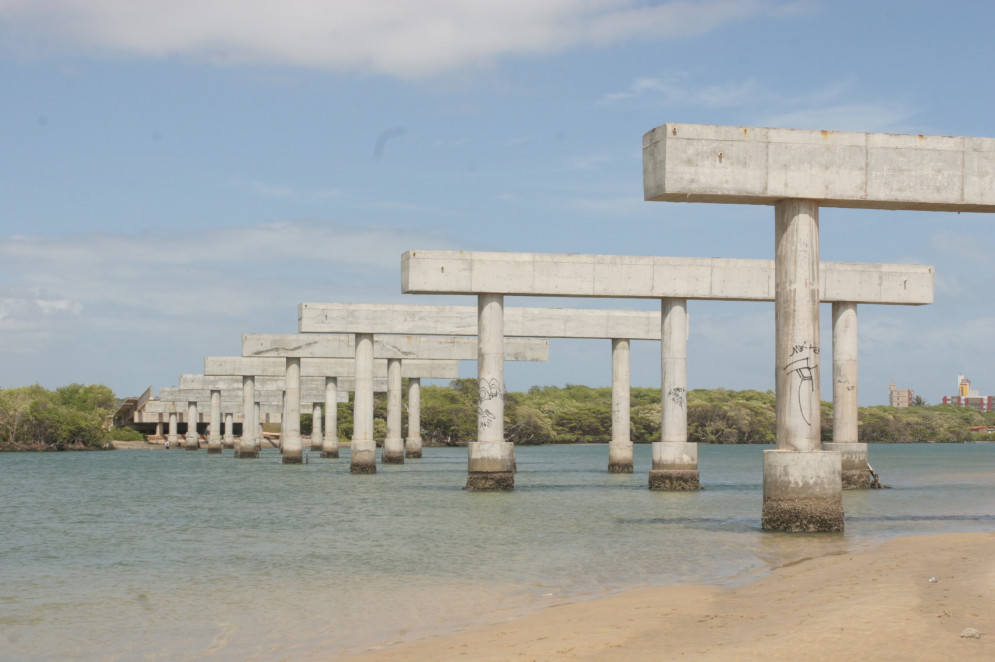 Obra da Ponte da Sabiaguaba, sobre o rio Cocó, ficou paralisada desde 2004(Foto: Mauri Melo/publicado em 23 de janeiro de 2006)