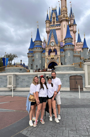 Karla Rodrigues e Leandro Albuquerque com as filhas na Disney(Foto: arquivo familiar )