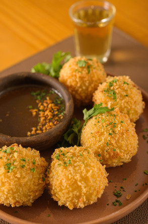 Restaurante Raiz - Cozinha Brasileira serve molho barbecue de goiaba como acompanhamento dos pratos Croquete de Milho Com Gorgonzola e Croquete de Lombo com Bacon