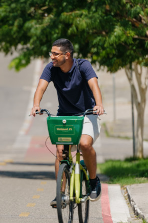 Mateus Barboza, 23, é estudante de Arquitetura e Urbanismo e cicloativista. Ele é criador da página Ciclourb, onde discute sobre mobilidade urbana e direito à cidade(Foto: Mateus Barboza Tavares/Acervo pessoal)