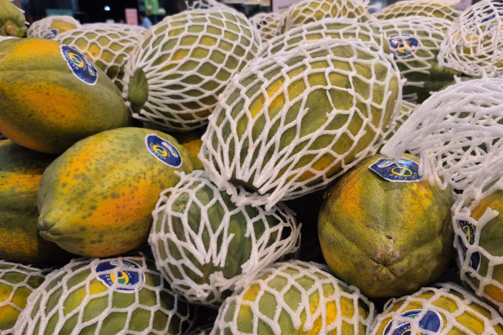Mamão cultivado pela empresa de orgânicos Meri Pobo à venda em uma rede de supermercados de Fortaleza(Foto: Beatriz Cavalcante/O POVO)