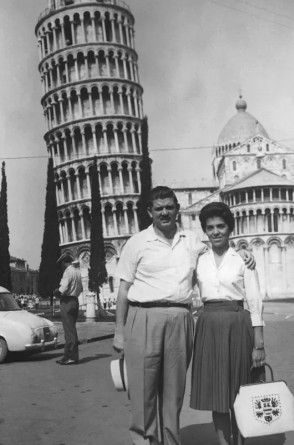 Rubens e Eunice Paiva em frente à Torre de Pisa, na Itália(Foto: Arquivo/Família Paiva)