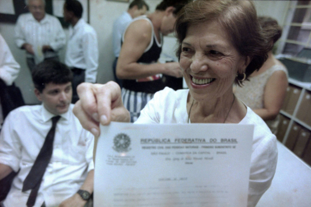 Eunice Paiva exibindo o atestado de óbito de Rubens Paiva, documento que recebeu 25 anos após a morte dele(Foto: Eduardo Knapp)