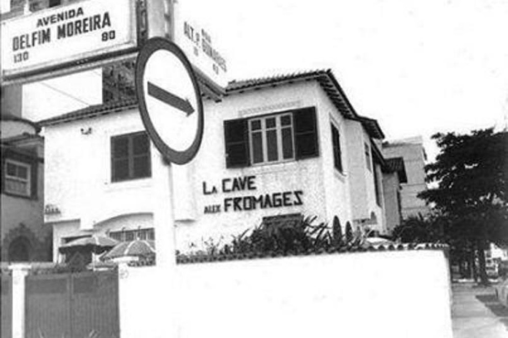 A linda casa que existiu na Avenida Delfim Moreira, número 80, no Leblon é uma das protagonistas do filme "Ainda estou aqui", de Walter Salles. Nesta foto da década de 1970, a casa já abrigava o restaurante francês "La cave aux fromages", de Pierre Bloch, que assumiu a propriedade depois que Eunice foi para São Paulo com os filhos(Foto: Reprodução)