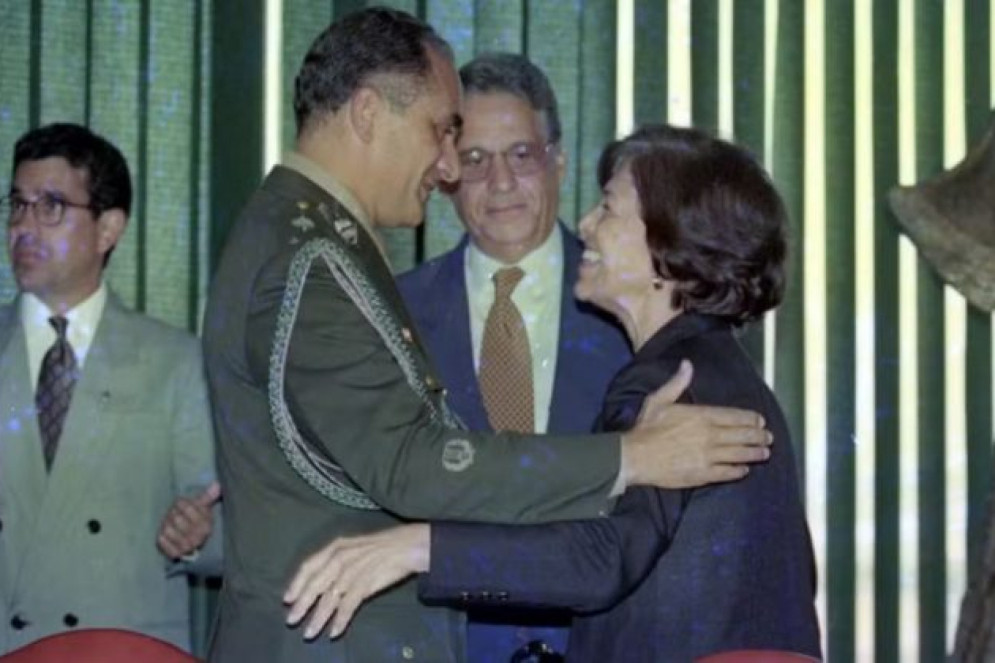 Em 1995, o então presidente Fernando Henrique Cardoso recebeu Eunice Paiva no Palácio do Planalto em uma cerimônia para apresentar o projeto da Lei dos Desaparecidos. Na foto, ela é recebida pelo general Alberto Cardoso, então chefe da Casa Militar. No evento, o presidente assumiu a responsabilidade do Estado pelos crimes da ditadura(Foto: Reprodução/Marcelo Rubens Paiva via X)