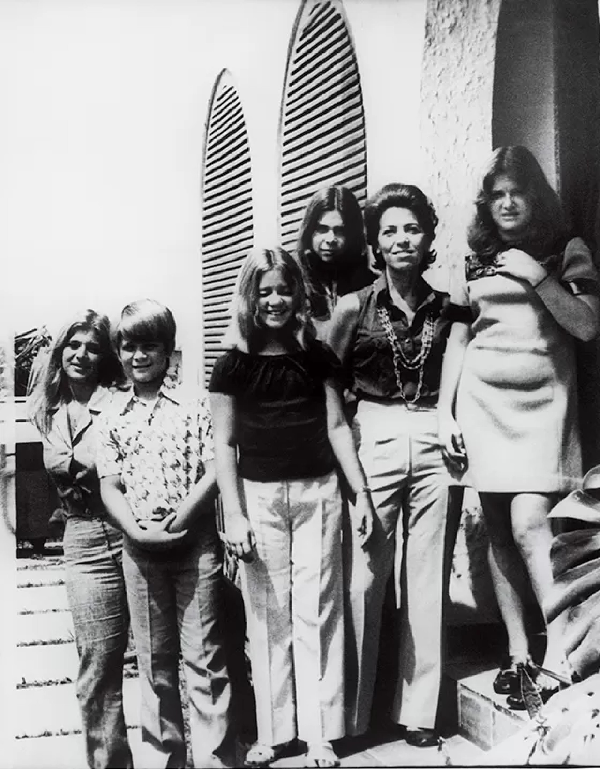 A primeira imagem de Eunice e os filhos após a prisão do marido, na entrada da casa no Leblon, em 1971. O fotógrafo da extinta revista Manchete reclamava: "Fiquem sérios". Mas a irreverência era marca da família(Foto: Eduardo Simões/Arquivo da família Paiva)