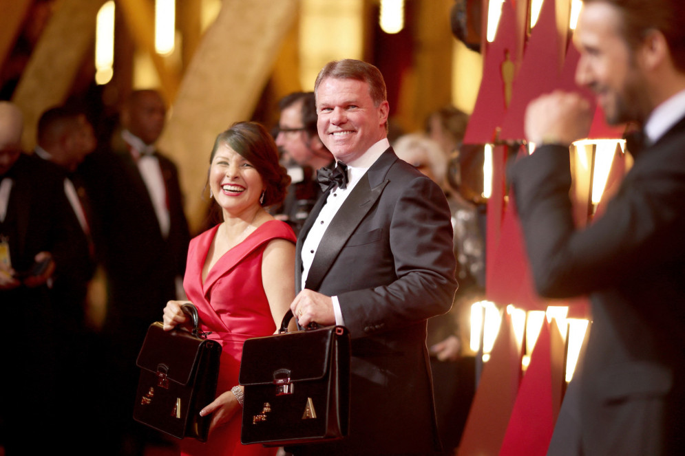 Auditores da PricewaterhouseCoopers (PwC), Martha L. Ruiz e Brian Cullinan e o ator Ryan Gosling na cerimônia 89º do Oscar Anual, em 26 de fevereiro de 2017, o ano do grande erro(Foto: Christopher Polk / GETTY IMAGES NORTH AMERICA / Getty Images via AFP)