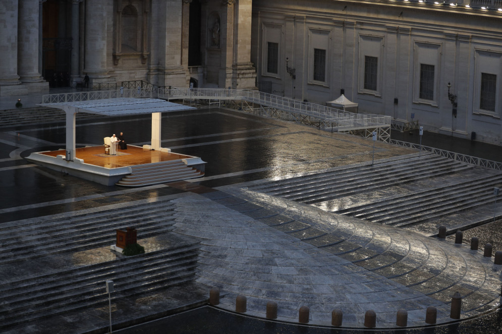 Em 27 de Março de 2020, o papa Francisco deu a bênção Urbi et Orbi na Praça São Pedro completamente vazia, em decorrência do isolamento social (Foto: AFP / POOL / Yara Nardi)