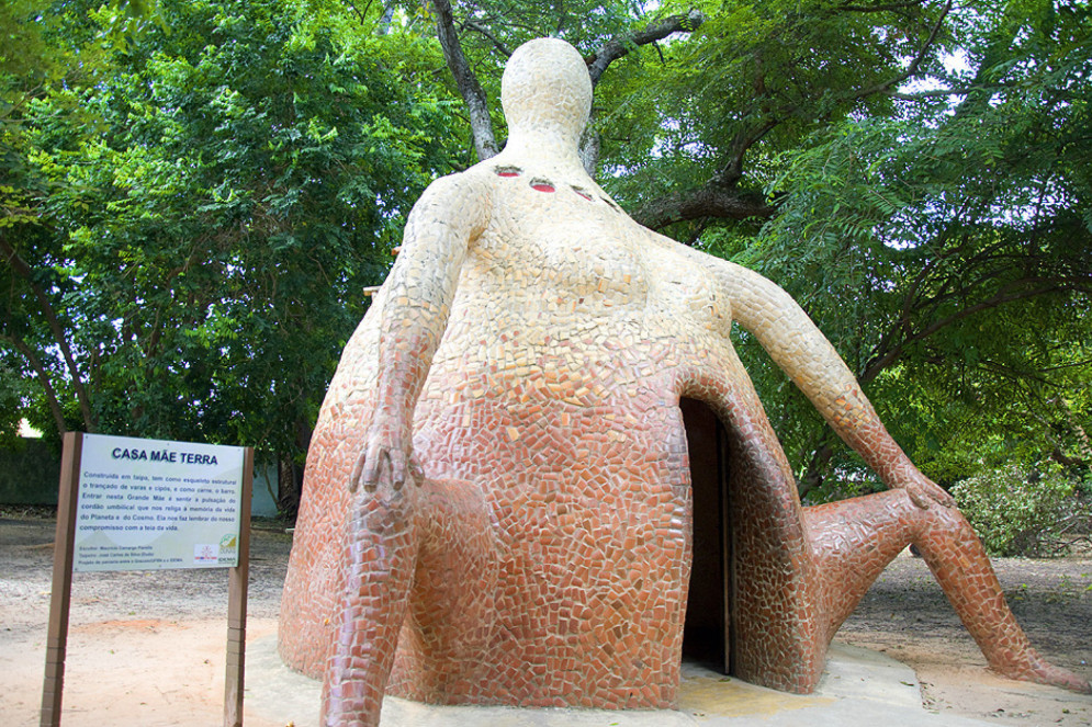 Obra 'Casa Mãe Terra' presente no Parque das Dunas de Natal é assinada por Mauricio Panella, e inspirada nas esculturas pré-colombianas de mulheres em posição de parto. Elas retratam o pensamento e a cosmovisão dos povos originários da região andina sobre a relação sagrada com a Terra(Foto: Mário Monte / Flickr / Wikicommons)