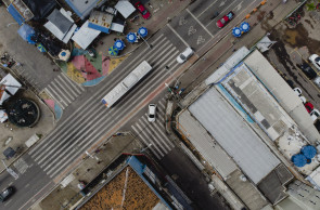 FORTALEZA, CE, BRASIL, 05-05.2022: Faixa de pedestregigante na Avenida Tristão Gonçalves. Intervenções Maio Amarelo, ano passado, em alusão ao maio amarelo, foram feitas várias intervenções no Centro de Fortaleza. A ideia era reduzir a quantidade de mortes no bairro que era considerado um dos que mais tinha acidente de trânsito. em epoca de COVID-19. (Foto:Aurelio Alves/ Jornal O POVO)