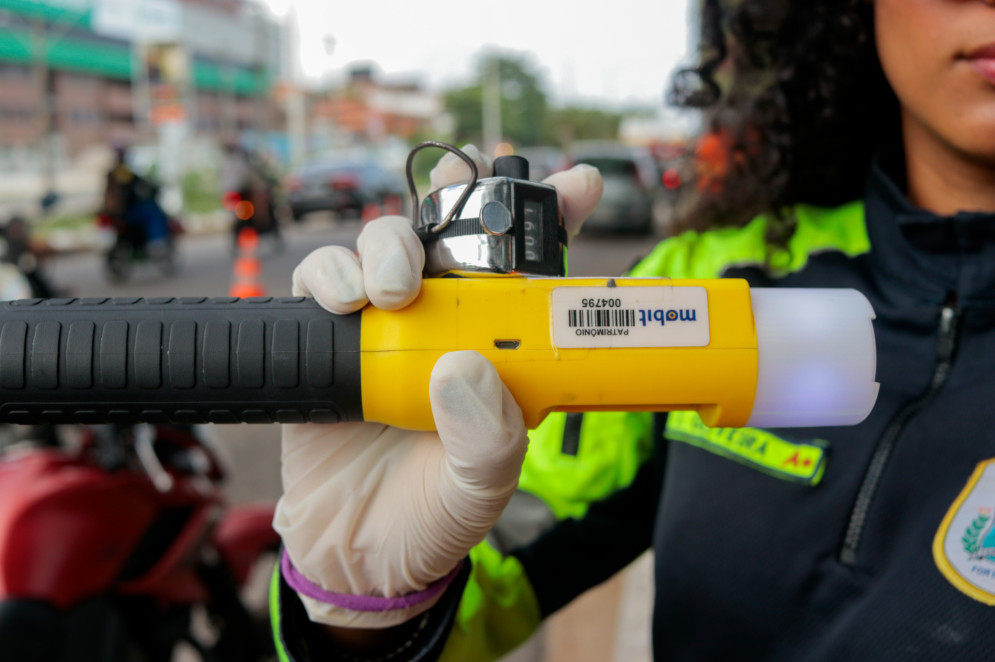 O projeto AMC nos Bares faz abordagens em bares movimentados de Fortaleza para orientar os motoristas acerca da Lei Seca(Foto: Samuel Setubal)