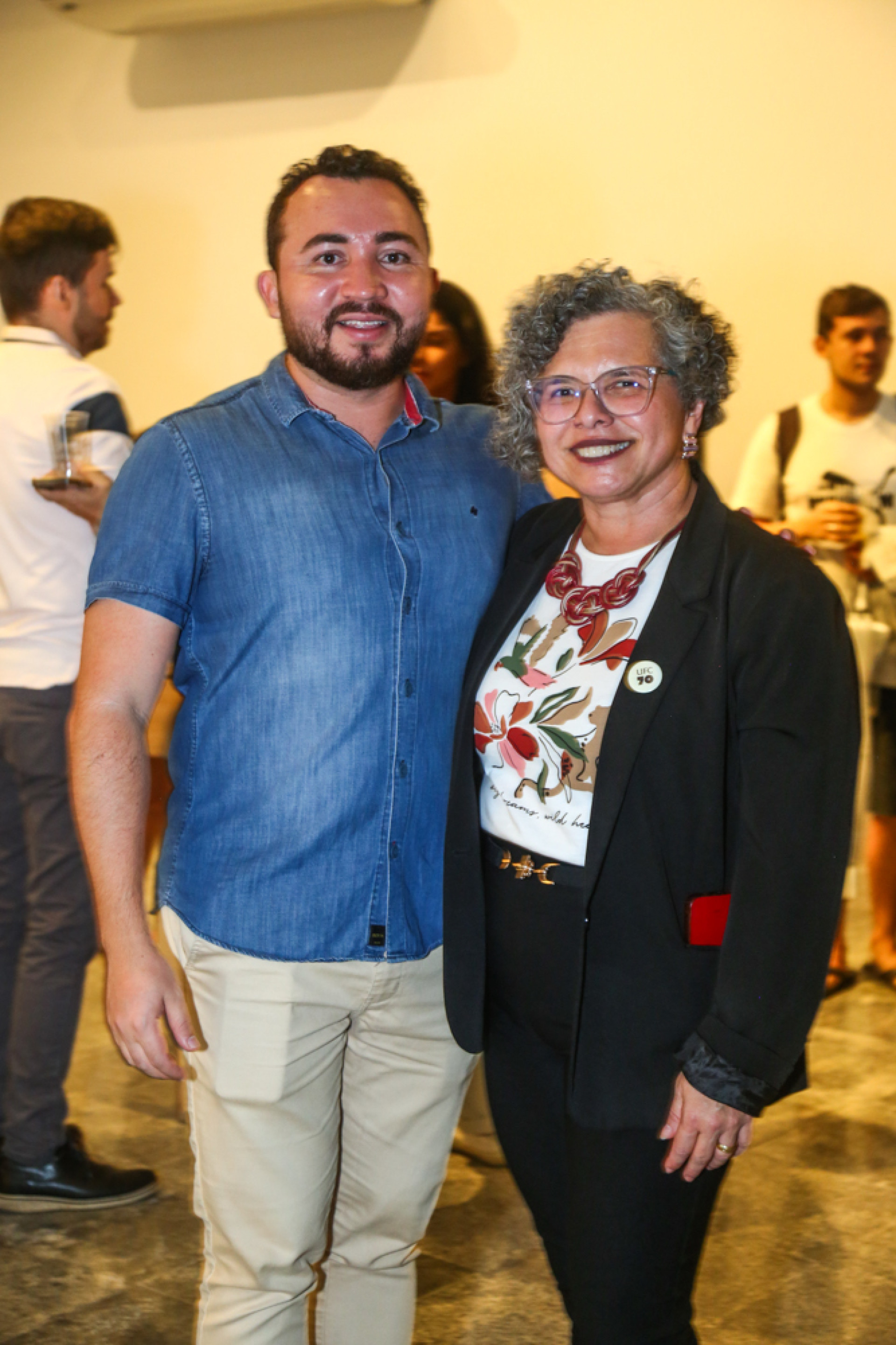 A vice-reitora da UFC, Diana Azevedo, e o arquiteto e estudioso Esequiel Mesquita, dois apaixonados pela beleza da Gruta (Foto: João Filho Tavares)