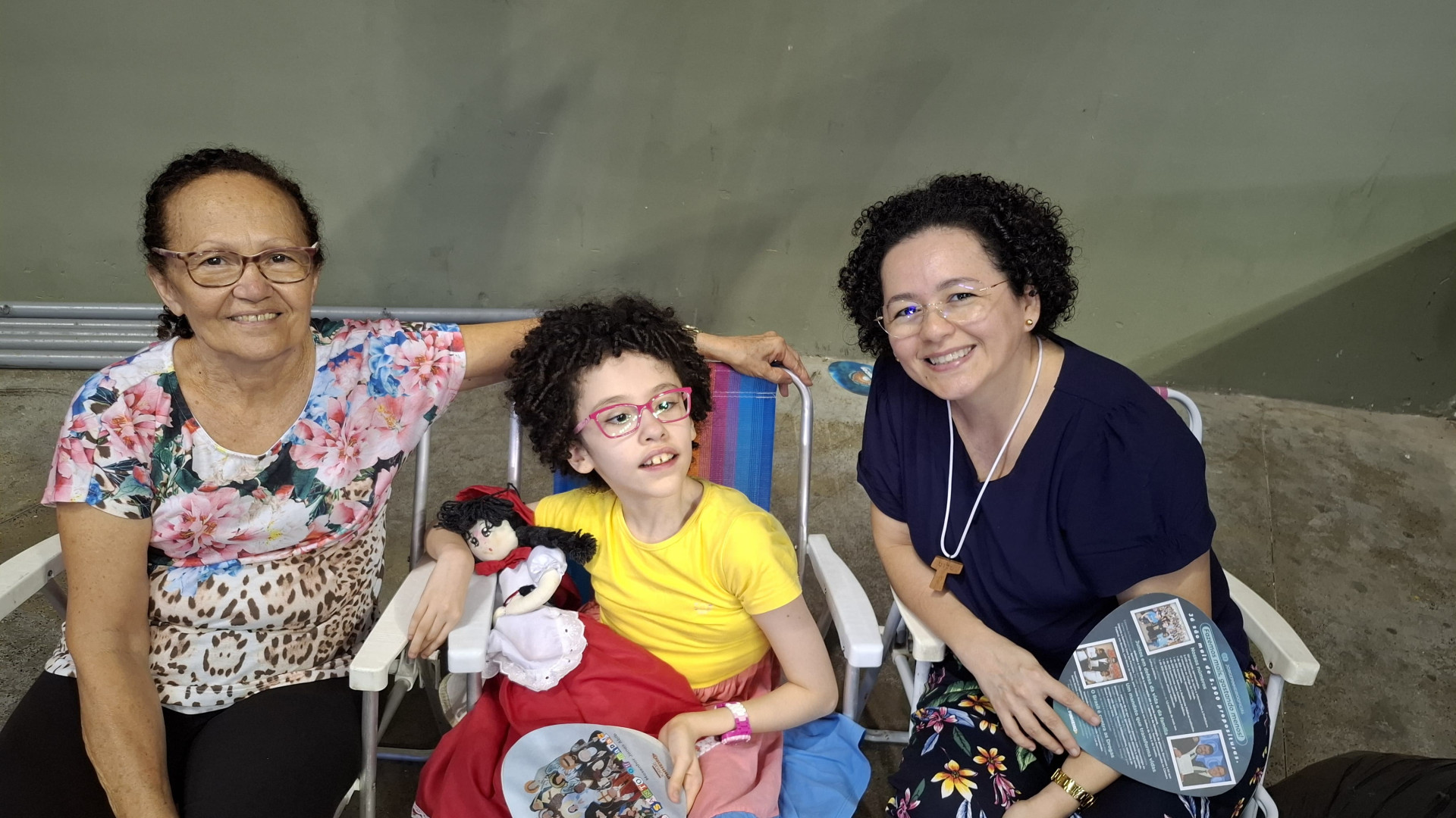 Michelle Oliveira (dir.), 45, estava acompanhada da filha, Maria Sara, 10 anos e da sogra, Carmozita Oliveira