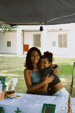 Carliane Caboclo, de 21 anos, mantém um laço de amizade com Ana Theresa, de 20 anos, desde a época da escola (Foto: Arquivo Pessoal )