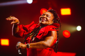 Margareth Menezes celebrou 40 anos de axé no encerramento do Carnaval de Fortaleza