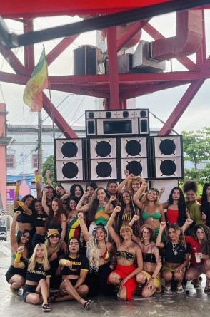 "Reggae feito por Mulheres pra Mulheres" nasce a partir do desejo de várias DJs, MCs e integrantes de coletivos de dança reggae, de realizarem uma ação coletiva de celebração ao Dia Internacional da Mulher, visando valorizar a atuação das mulheres dentro da cena reggae de Fortaleza, especialmente aquelas que atuam na periferia(Foto: Vládia Soares/Acervo pessoal)