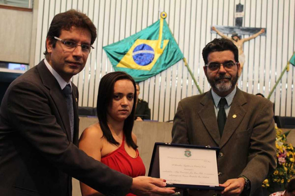 Deputado Renato Roseno e vereador João Alfredo entregam a Antônia Márcia Xavier, filha do ambientalista José Maria do Tomé, placa alusiva à Semana Mundial do Meio Ambiente de 2015(Foto: Renato Roseno/Acervo)