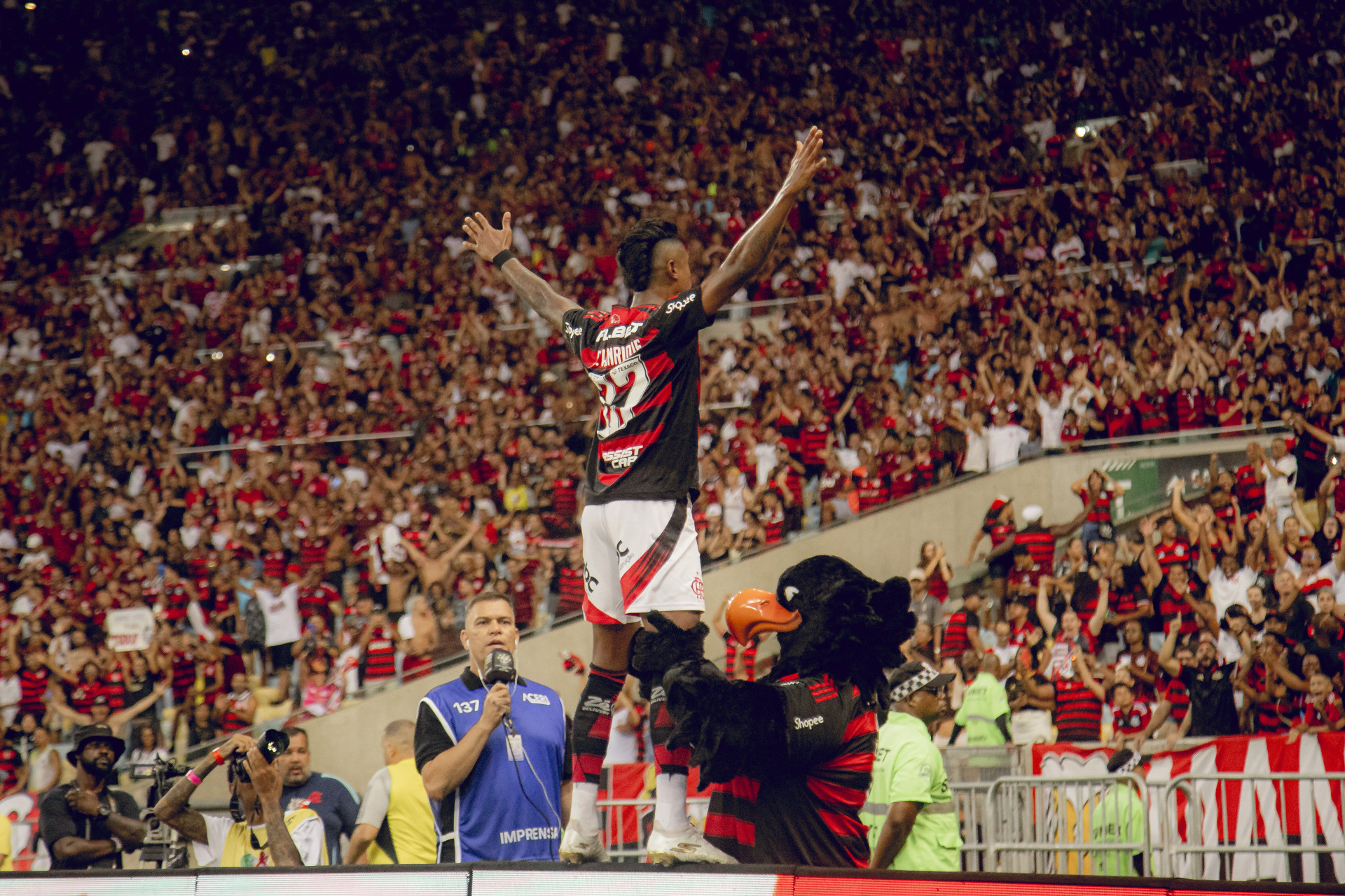 Bruno Henrique comemora gol decisivo contra o Vasco de frente para torcida do Flamengo (Foto: Adriano Fontes/CRF)