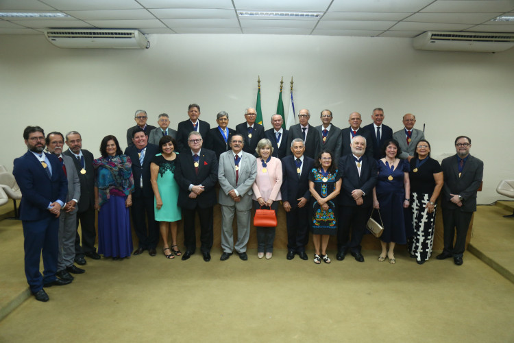 O novo sócio honorário  presenteia o Instituto (Foto: Joao Filho Tavares)