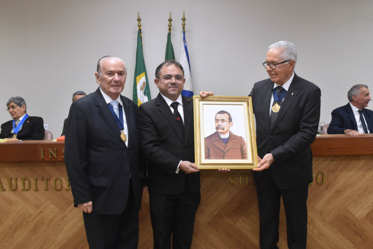 O novo sócio honorário presenteia o Instituto com a foto do Barão de Studart entregue aos presidentes Lima Verde e Seridião Montegro(Foto: arquivo pessoal )
