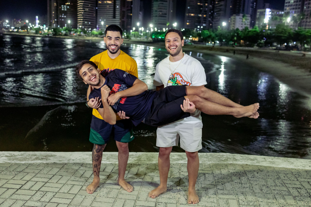 João Andrey, à direita Roberto Daniel, e Thiago Fernandes. Para o trio, a praia é um dos lugares mais especiais de encontro (Foto: Fco Fontenele/O POVO)