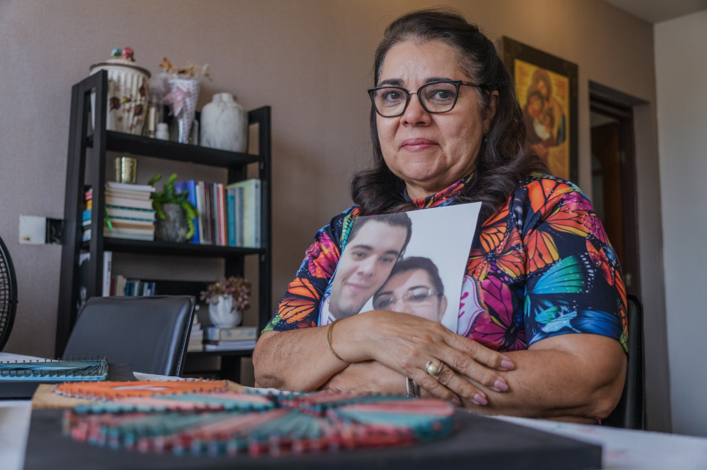 Lucianita Queiroz perdeu o seu filho por razão do câncer. Na época, ela foi acolhida pelo grupo Panapaná(Foto: Fernanda Barros/ O Povo)