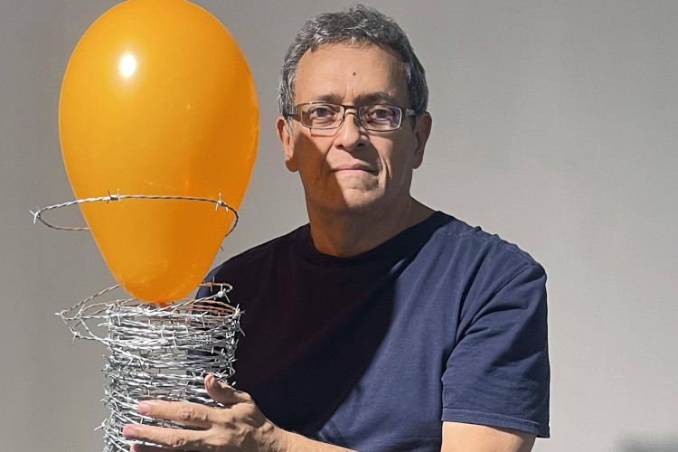 José Guedes com  um de seus trabalhos(Foto: arquivo pessoal)