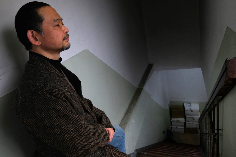 Esta foto tirada em 8 de março de 2018 mostra Ikeida, um japonês de 55 anos que escolheu se isolar completamente da sociedade, posando para uma foto em Tóquio. Ele sai de casa uma vez a cada três dias para comprar comida, evita entregas para evitar interação humana e não vê seus pais ou irmão mais novo desde que tinha 30 anos(Foto: Kazuhiro Nogi / AFP)
