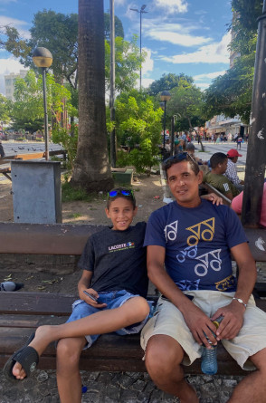 Leandro Teixeira, de 36 anos, ao lado de seu filho, de 12 (Foto: Rafael Santana )