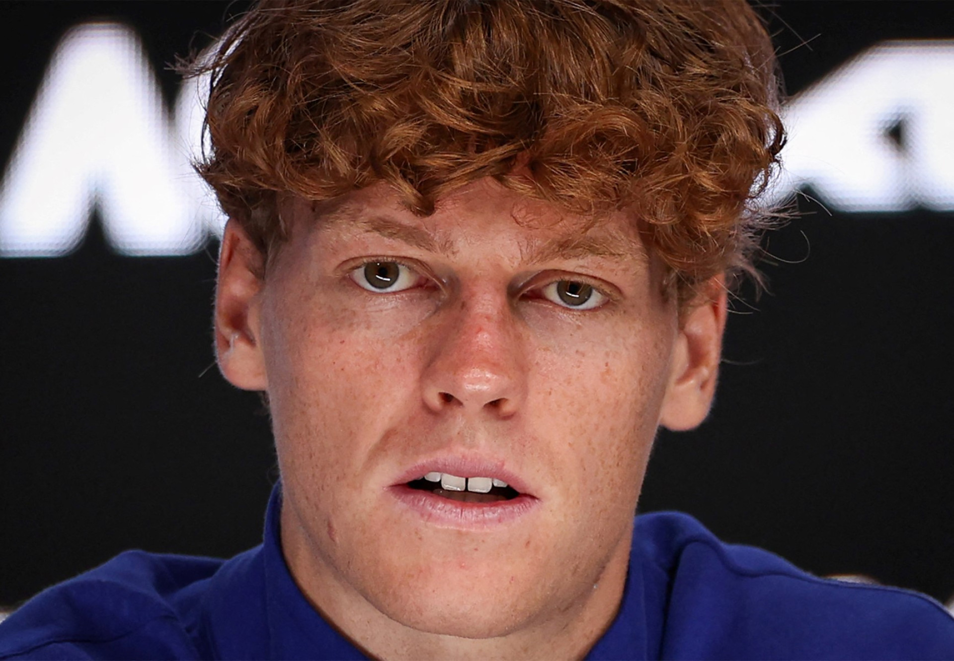 Jannik Sinner está suspenso por doping, mas deve retornar para Masters 1000 Roma, em maio (Foto: ADRIAN DENNIS/AFP)