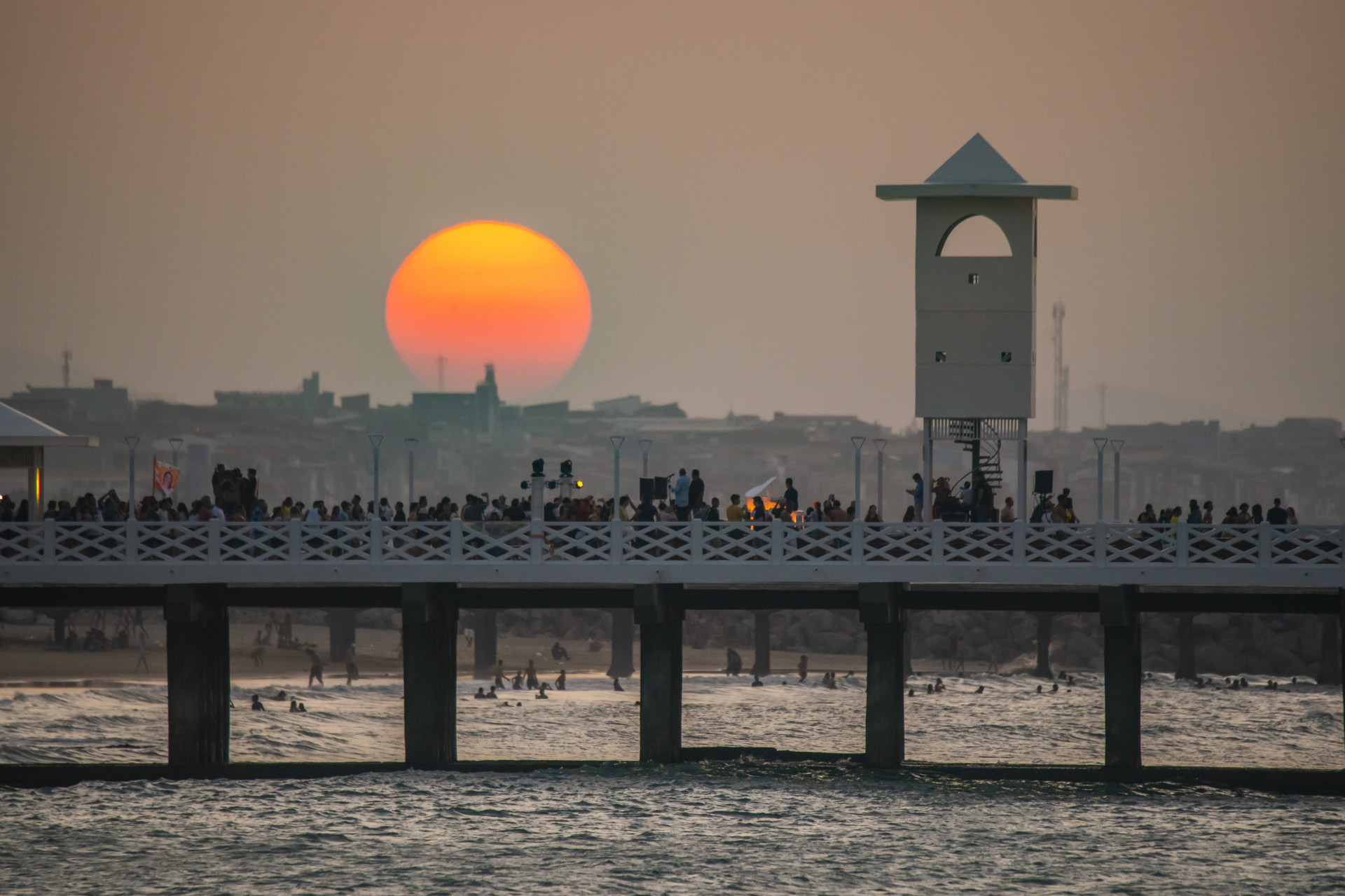 Imagem mostra a Ponte dos Ingleses com o pôr do sol ao fundo  (Foto: Clemilton Barreto)