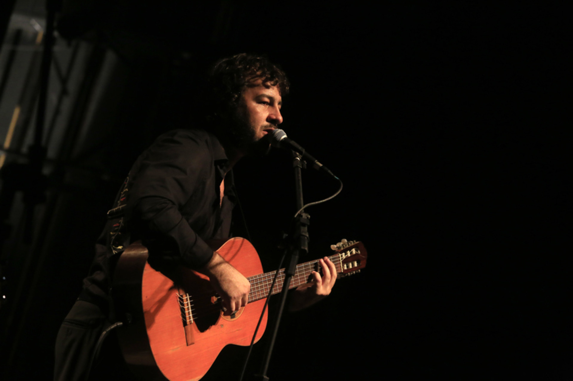  O cantor cearense Oscar Arruda presta homenagem a Leonard Cohen (Foto: Luiz Alves/Divulgação)