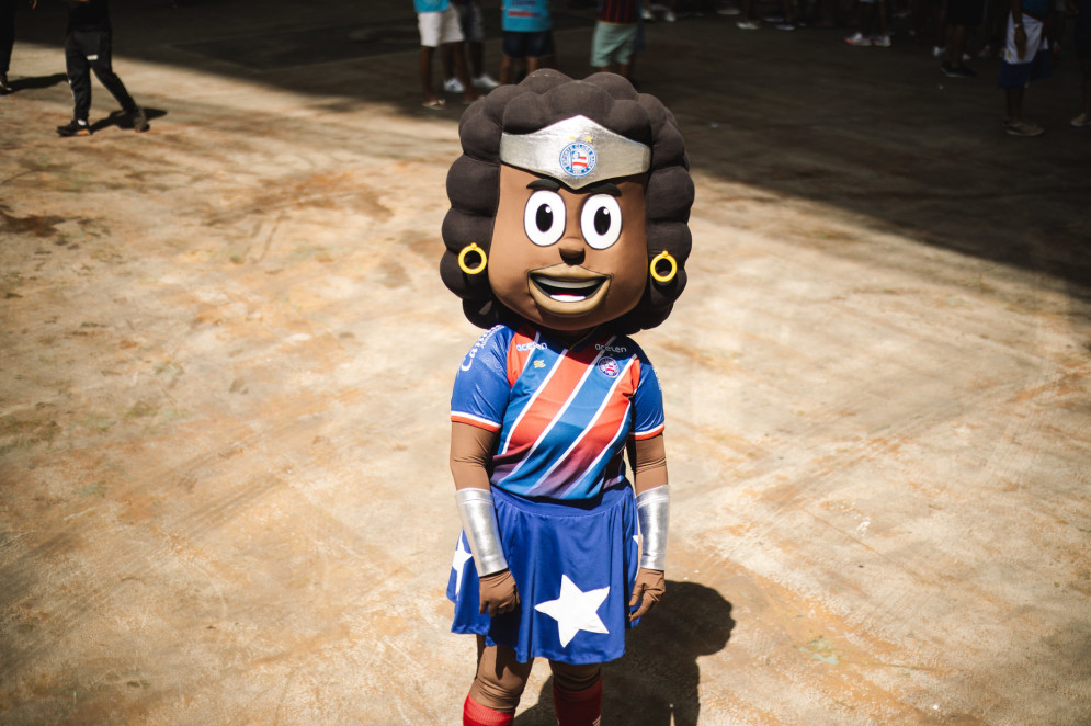 A primeira versão oficial da Lindona da Bahêa ganhou vida nos traços do artista Nei Costa(Foto: Letícia Martins / EC Bahia)