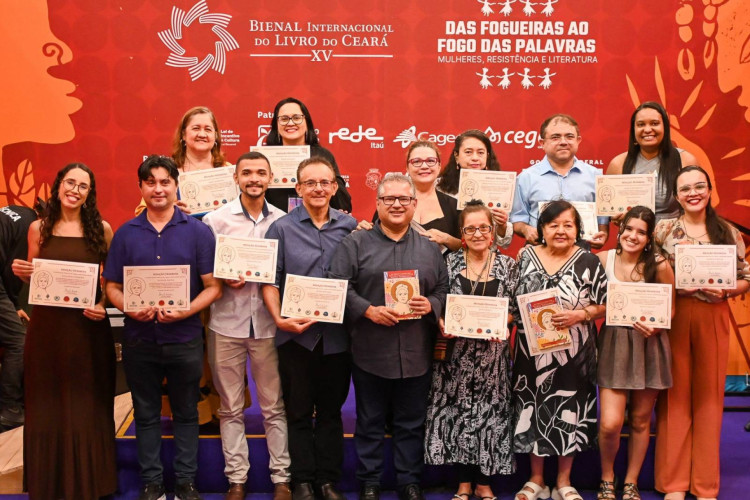 Luciano Didimo com grupo de autores e ilustradores(Foto: Arquivo Pessoal)
