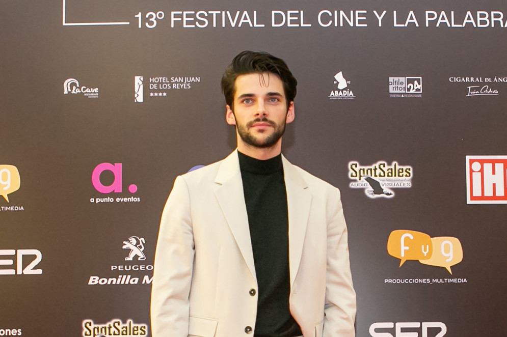 Álvaro Rico é o jardineiro serial killer em série da Netflix (Foto: Divulgação )
