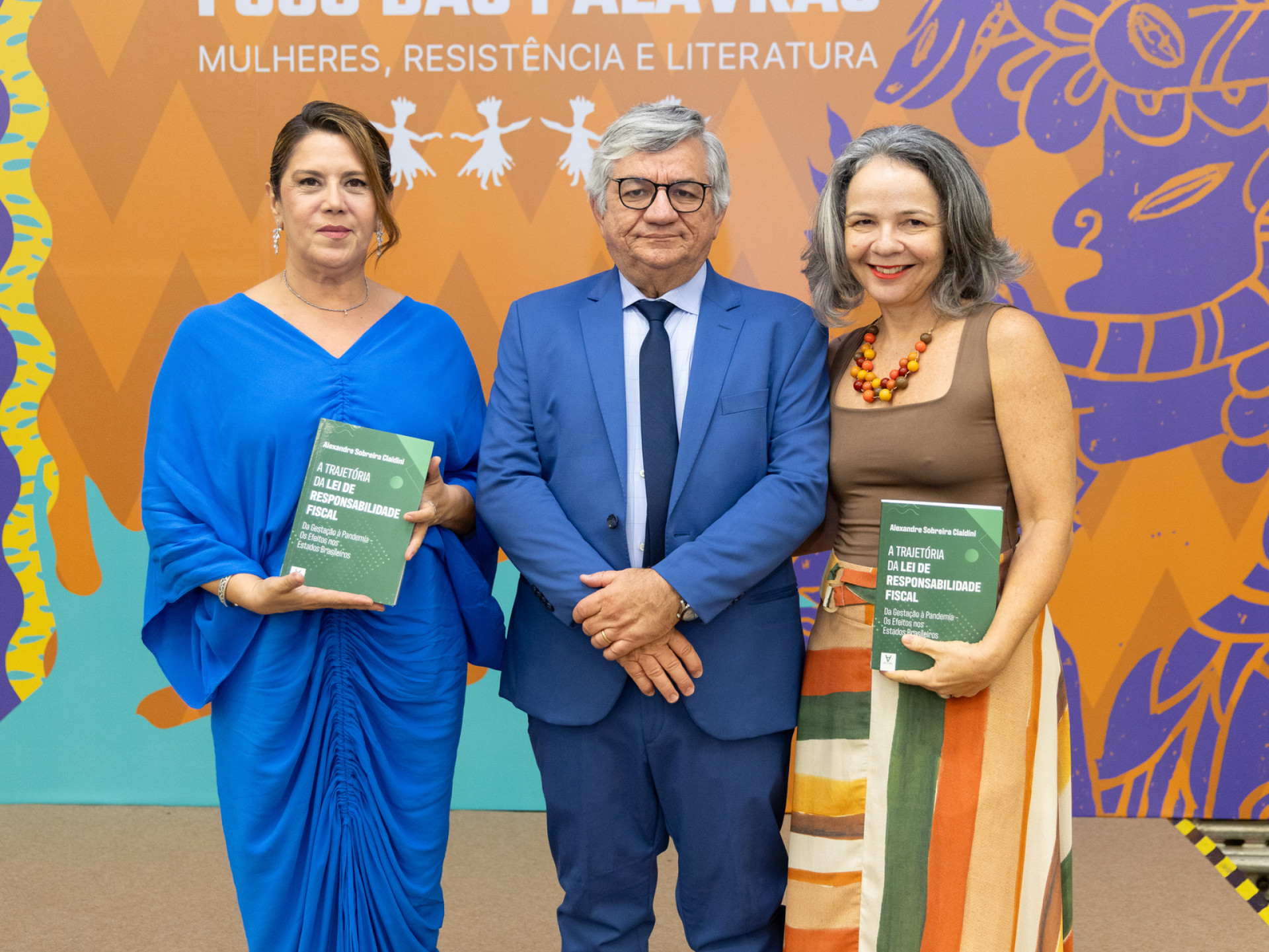 (Foto: Dennis Moraes/Divulgação)Autor entre Adryana Joca e Valéria Xavier 