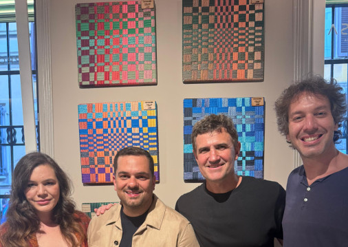 CEO da empresa, David Silveira, acompanhado de Luciano Mandelli, presidente da Tidelli, ladeados por Teresa e Francesco Missoni (irmãos Missoni).(Foto: divulgação)