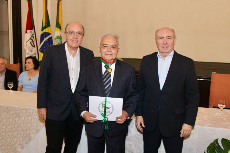 Flávio Leitão entre presidentes Fernando Esteves e Amarilio Cavalcante (Foto: Nilton Silva/Divulgação)