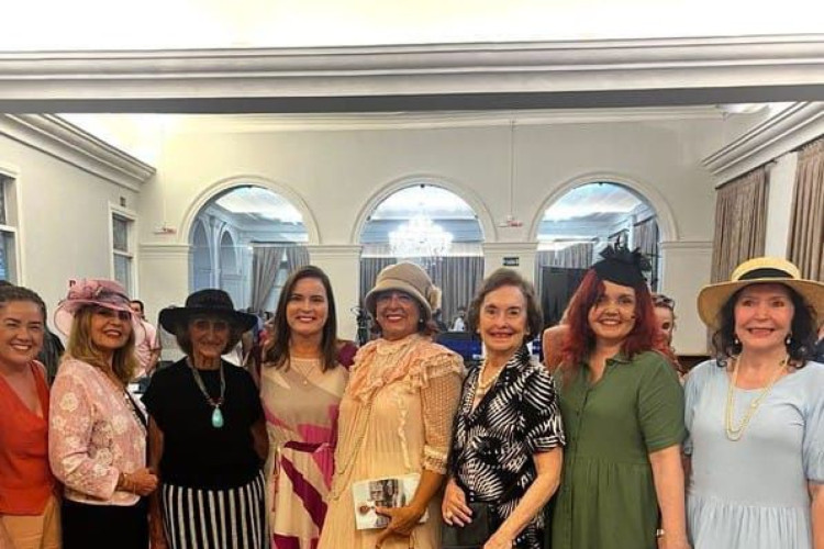 Parte do grupo pão de Letras com a primeira dama   Cristiane Leitão e a vereadora Adriana Almeida(Foto: André Gorki)