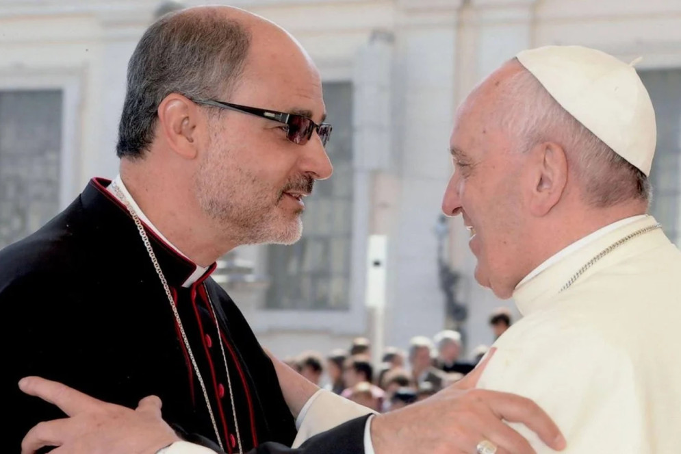 ParaTodosVerem: Dom Joaquim Mol aparece de frente para o papa Francisco, ambos com os braços apoiados um no outro em saudação. Dom Mol foi nomeado pelo papa em fevereiro de 2025, quando o pontífice já encontrava-se internado para tratar problemas respiratórios(Foto: Reprodução/Redes sociais)