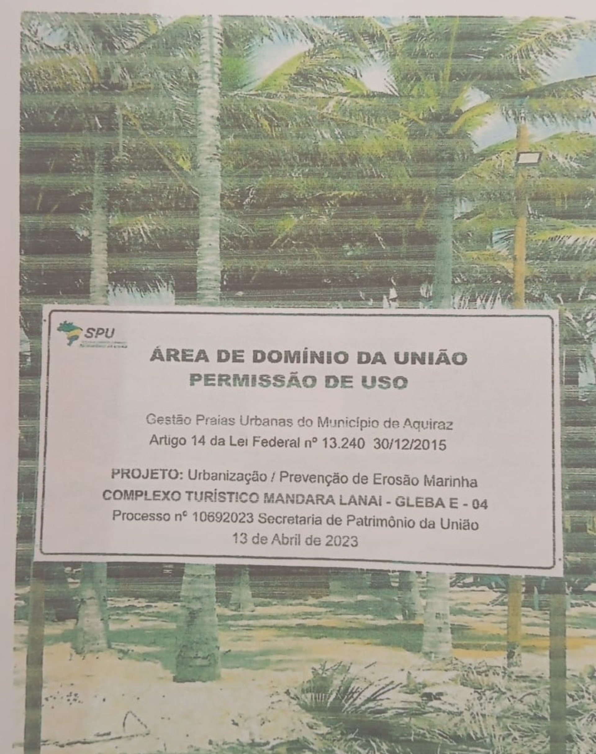 ParaTodosVerem: imagem exibe uma reprodução de um ofício. Na página, há a foto de uma placa da SPU que concede autorização ao empreendimento Mandara Lanai, em Aquiraz. A placa foi denunciada como falsa por membros da Apremace(Foto: Apremace/Reprodução de ofício)