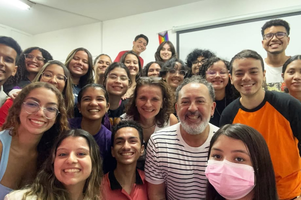 Turma de jornalismo impresso do curso de Jornalismo da UFC acompanhada da professora Ana Cláudia Peres e do convidado da aula, Adriano de Lavor(Foto: Ana Cláudia Peres/Acervo pessoal)