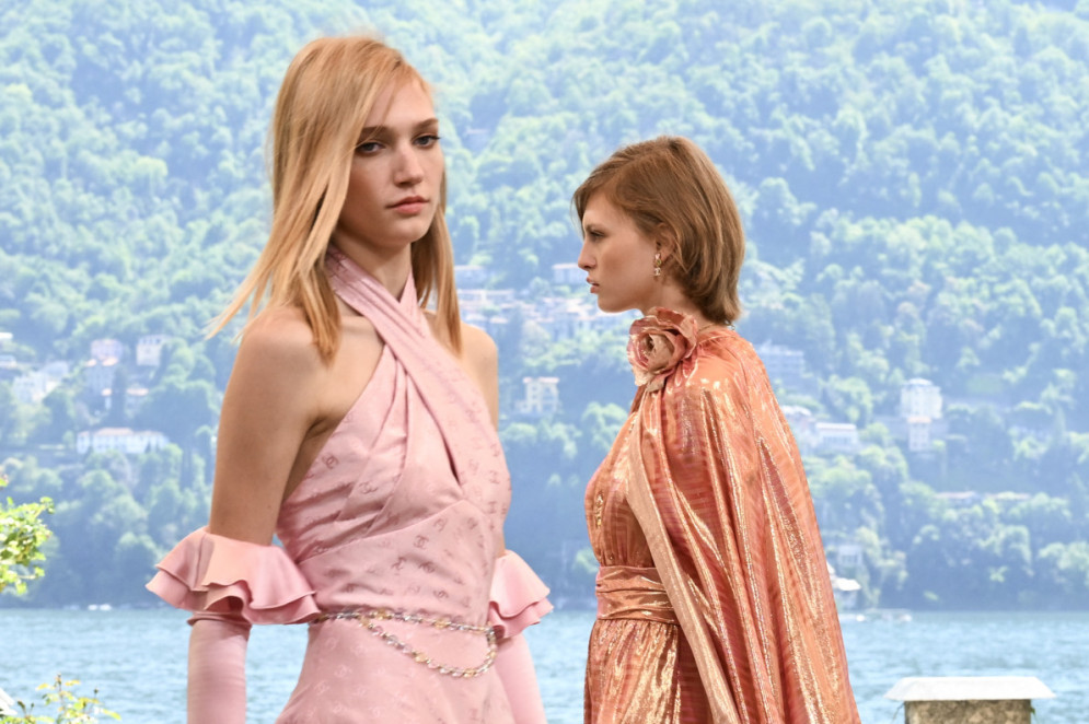 Desfile Chanel Cruise 2025-26 no Lago de Como, na Itália (Foto: STEFANO RELLANDINIAFP)