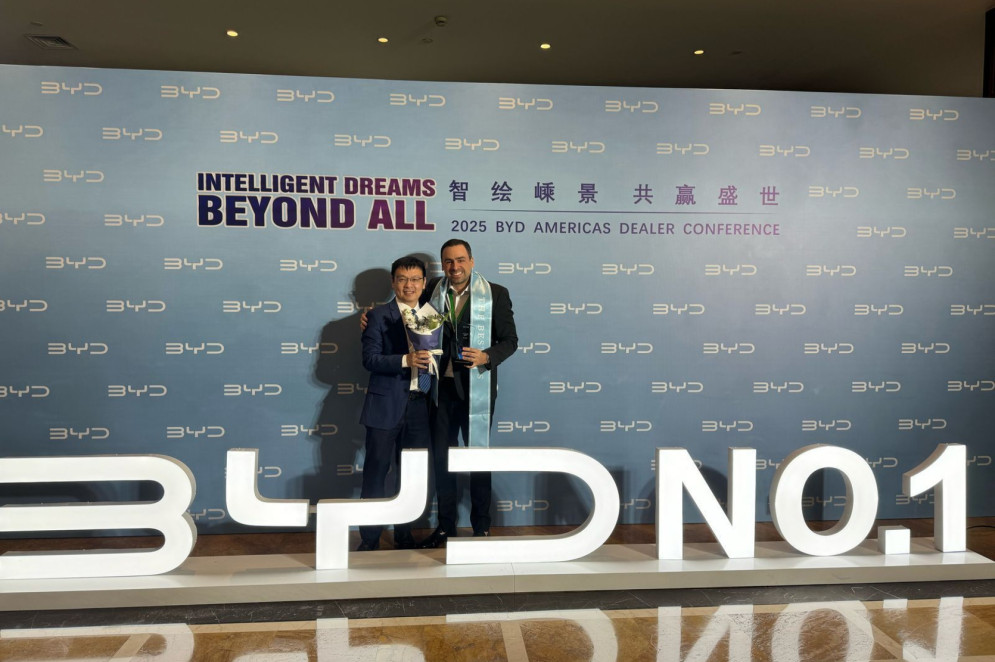 Rodrigo Ventura com Tyler Li, presidente da BYD Brasil.(Foto: Carmais/ Divulgação )