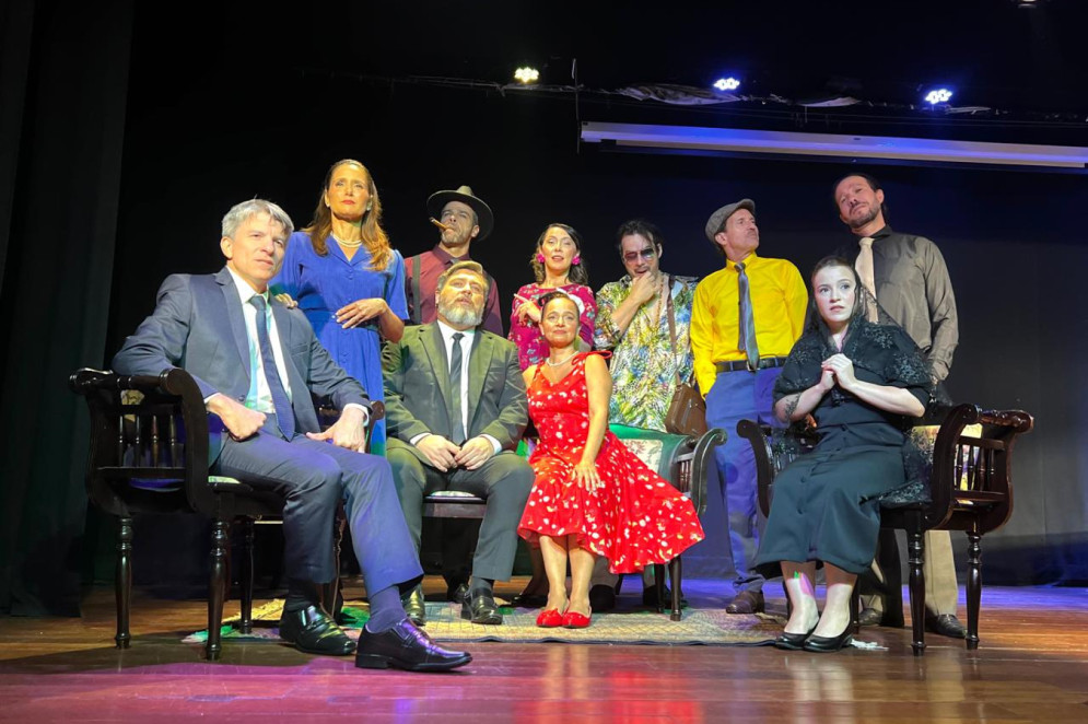 Manoela Bacelar (Selminha), Márcia Sucupira (Dália), Roberto Reial (Arandir), Ildo Mota (Aprígio), Luís Costa (Amado Ribeiro), Amenhotep Rodrigues (Delegado Cunha), Natali Lima (Dona Matilde), Érica Cardoso (Dona Judith / Viúva), Paulo César Cândido (Aruba / Barros) e Rafael Xerez (Werneck) compõem o elenco da montagem de "O beijo no asfalto"(Foto: Isabelle Montenegro Lacerda/ Divulgação )