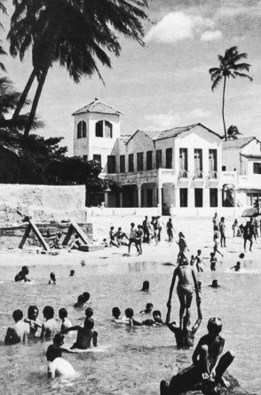Piscina formada com o avanço das marés na Praia de Iracema já na década de 1960(Foto: Arquivo Nirez)