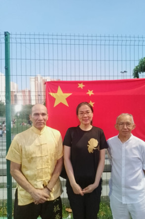 Diretora chinesa Ru Ning, do Instituto Confúcio, da UFC entre os professores Marcelo Zen e Antônio Guerra(Foto: Reprodução/Arquivo Uece)