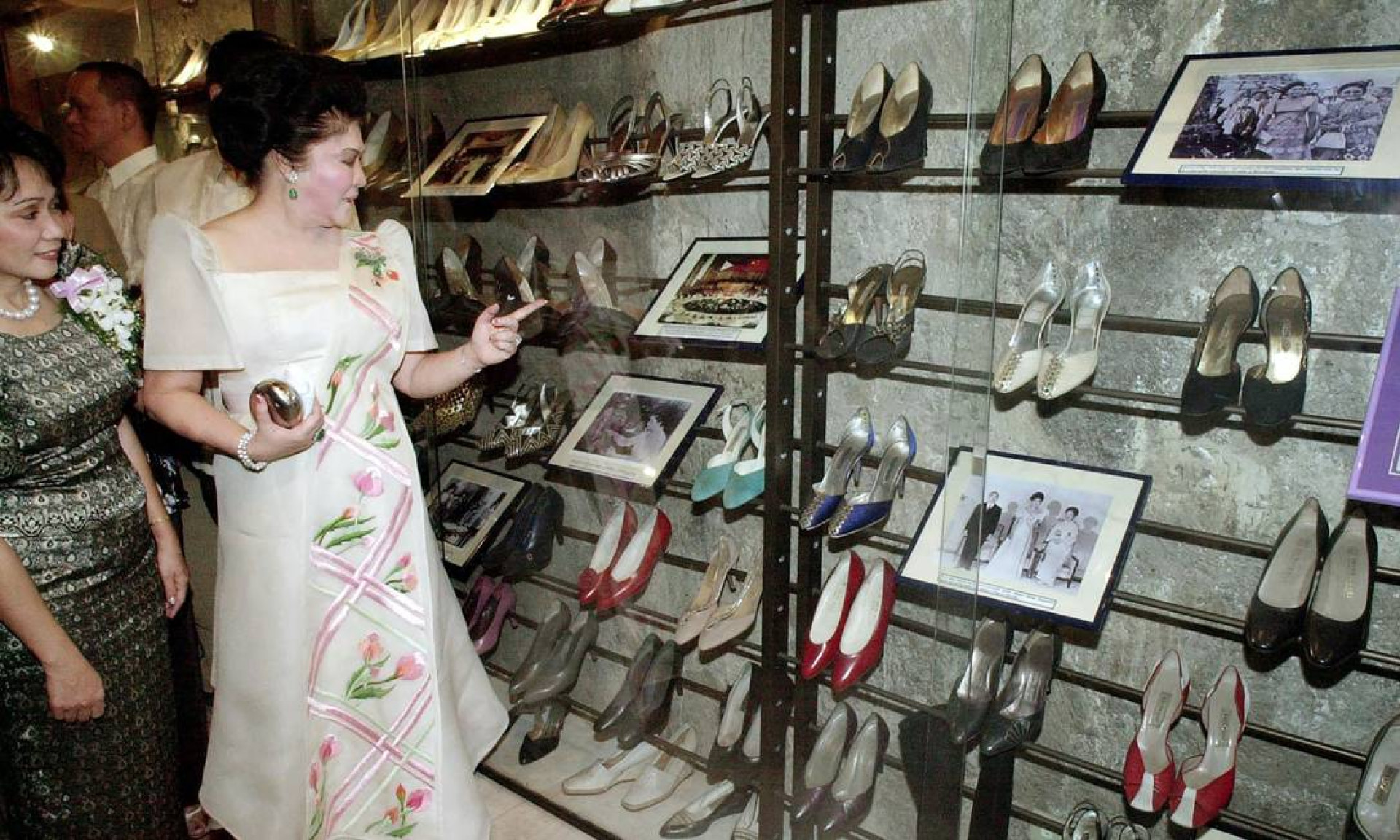 Foto histórica da primeira-dama Imelda Marcos e seus mais de 3000 pares de sapatos, semelhanças com um closet do INNS Case (Foto: JOEL NITO / AFP)