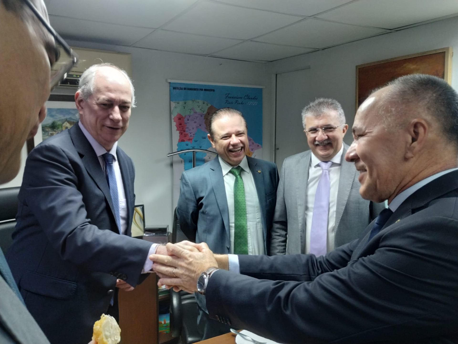 Ciro Gomes cumprimenta deputado Alcides Fernandes, do PL, durante encontro com a oposição na Assembleia Legislativa (Foto: Assessoria / Divulgação )