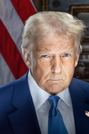 ParaTodosVerem: Fotografia oficial do presidente americano Donald Trump, um homem idoso, de pele clara, cabelo grisalho e penteado para trás. Está vestido com um terno azul-escuro, camisa azul-clara e gravata combinando. Ao fundo, é possível ver um pedaço da bandeira dos Estados Unidos(Foto: Biblioteca do Congresso dos Estados Unidos)